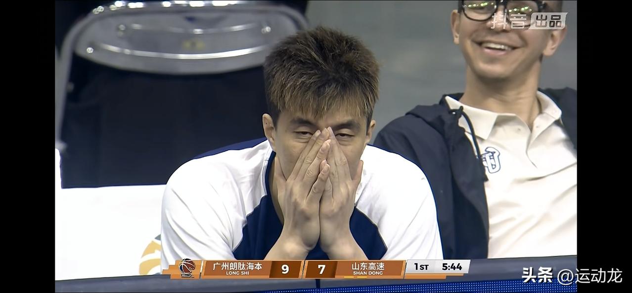 郭艾伦带领广州龙狮欲强取山东高速！
郭艾伦在首节剩下3分39秒登场，并投进广州龙