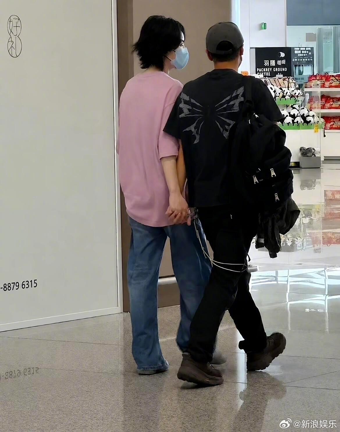 谢霆锋王菲十指紧扣一起走机场牵手，岁岁同行，爱意低调且绵长~谢霆锋