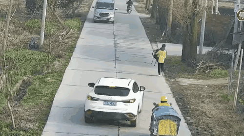 这么窄的路面超车一定要小心，这个责该定在谁头上呢