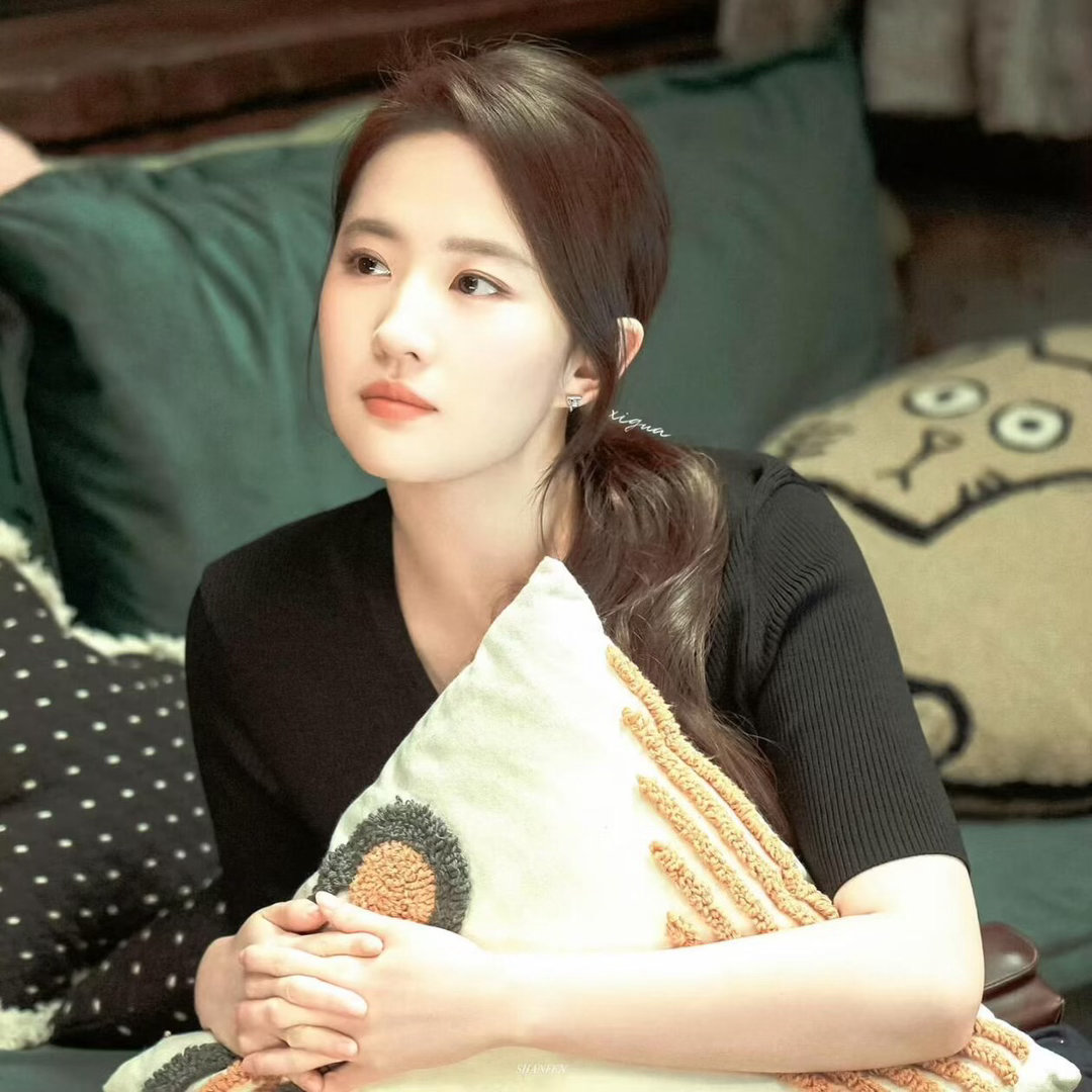 戴燕妮自曝喜欢刘亦菲 戴燕妮在《周五晚高疯》cos白秀珠，被问为什么选这个角色，