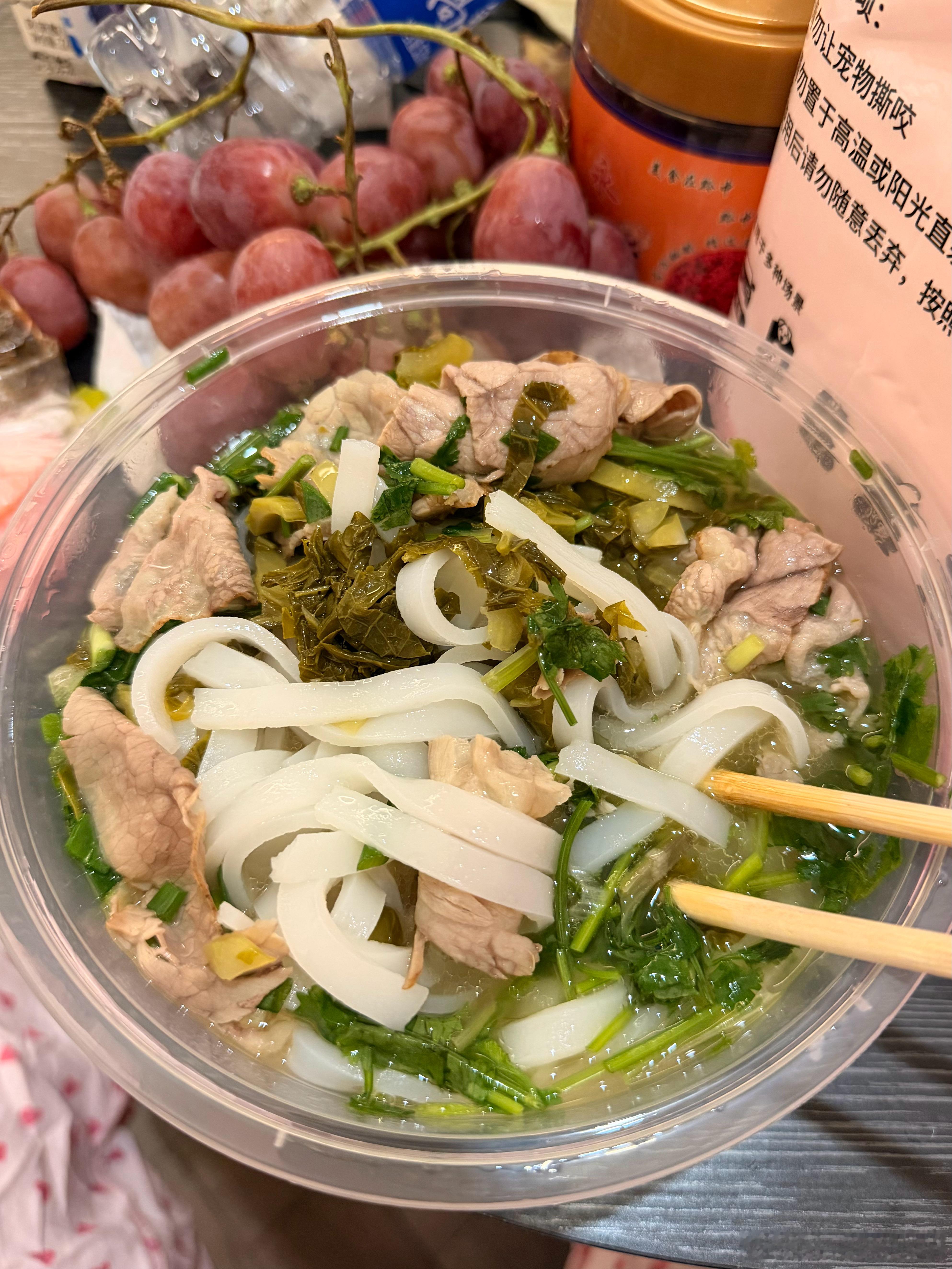 睡到凌晨四点和老公一起醒了就睡不着了点了一碗泡椒牛肉粉一个泡椒都没有去找老板..