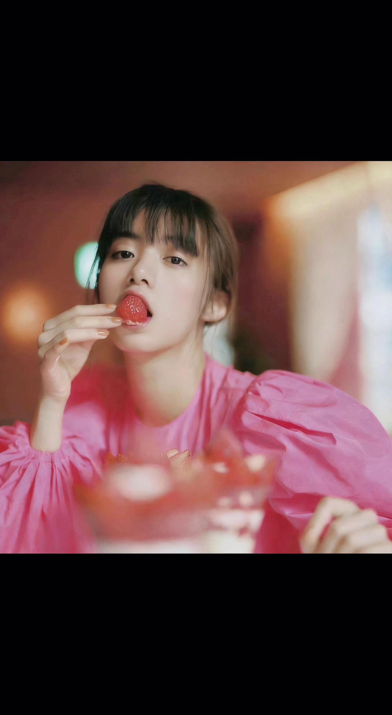 🍓粉雾裙摆裹着春光，舌尖轻触草莓的心跳💓 甜是偷来的时光，此刻连呼吸都带着糖