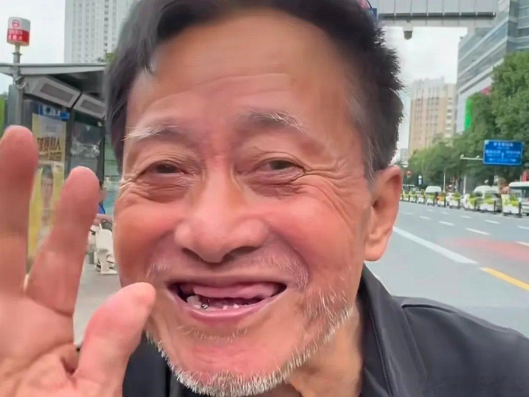 建工爷叔笑的很开心，可惜没牙了！上海网红股民从年龄大的算起:建工爷叔没牙了，光头