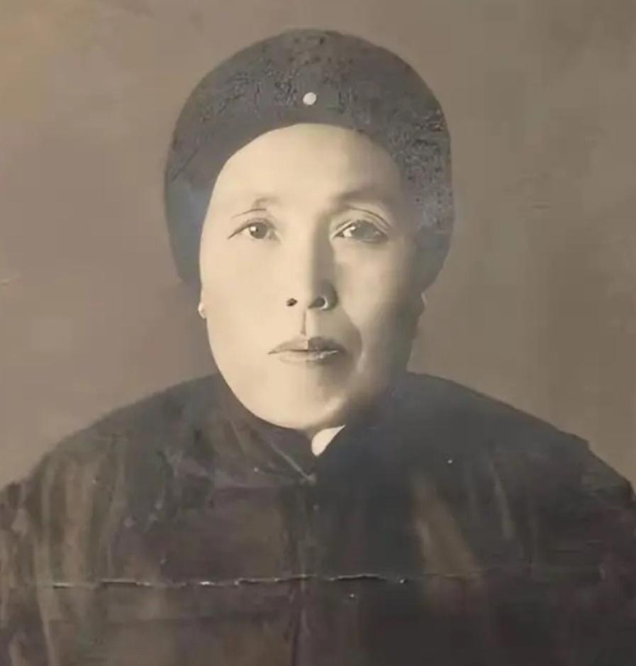 1891年16岁的张作霖落难乞讨，孙寡妇看中了他，解开衣扣，掏出一块腰牌给他：“