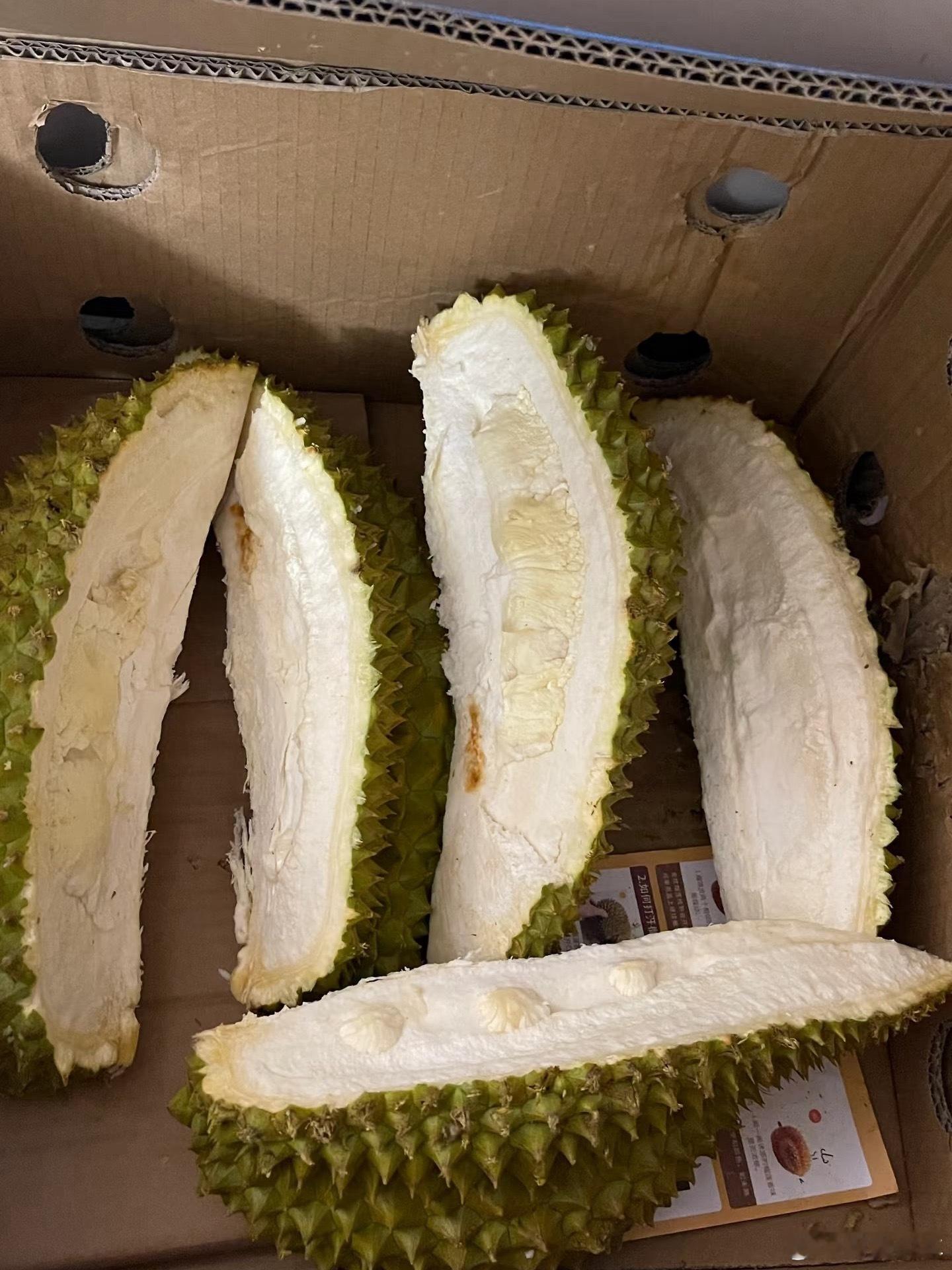 榴莲价格彻底崩了，便宜的榴莲你就买吧，买着这样的你就不吱声了。