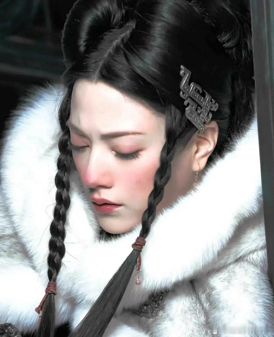 娜然和迪丽热巴都是那种异域美人的脸蛋儿吧，但是娜然这套妆造真的非常出彩，感觉迪丽