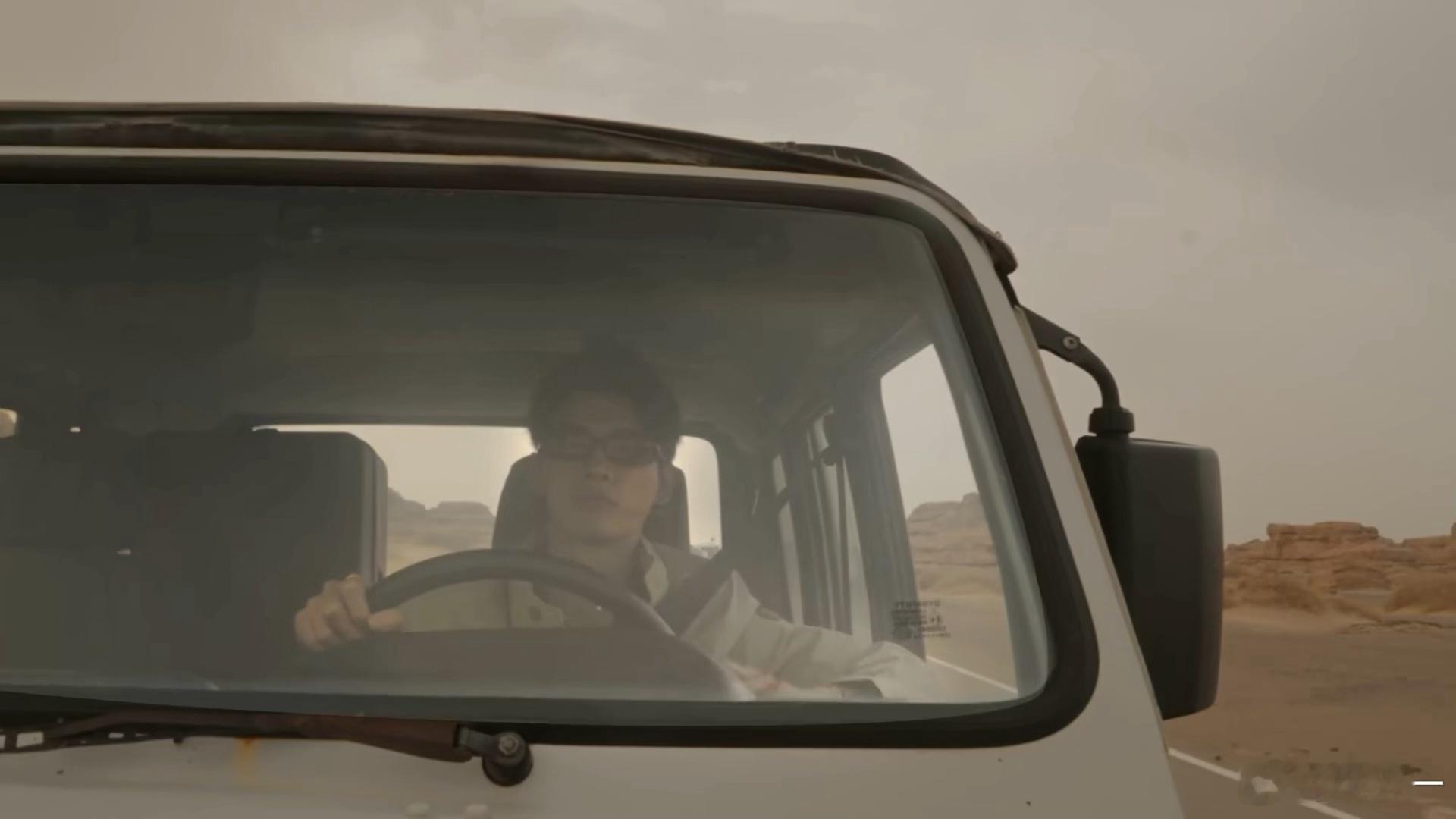 姚琛敦煌沙漠写真彻底被这组旅拍大片拿捏！姚琛完美驾驭敦煌异域穿搭，五官优越气质出