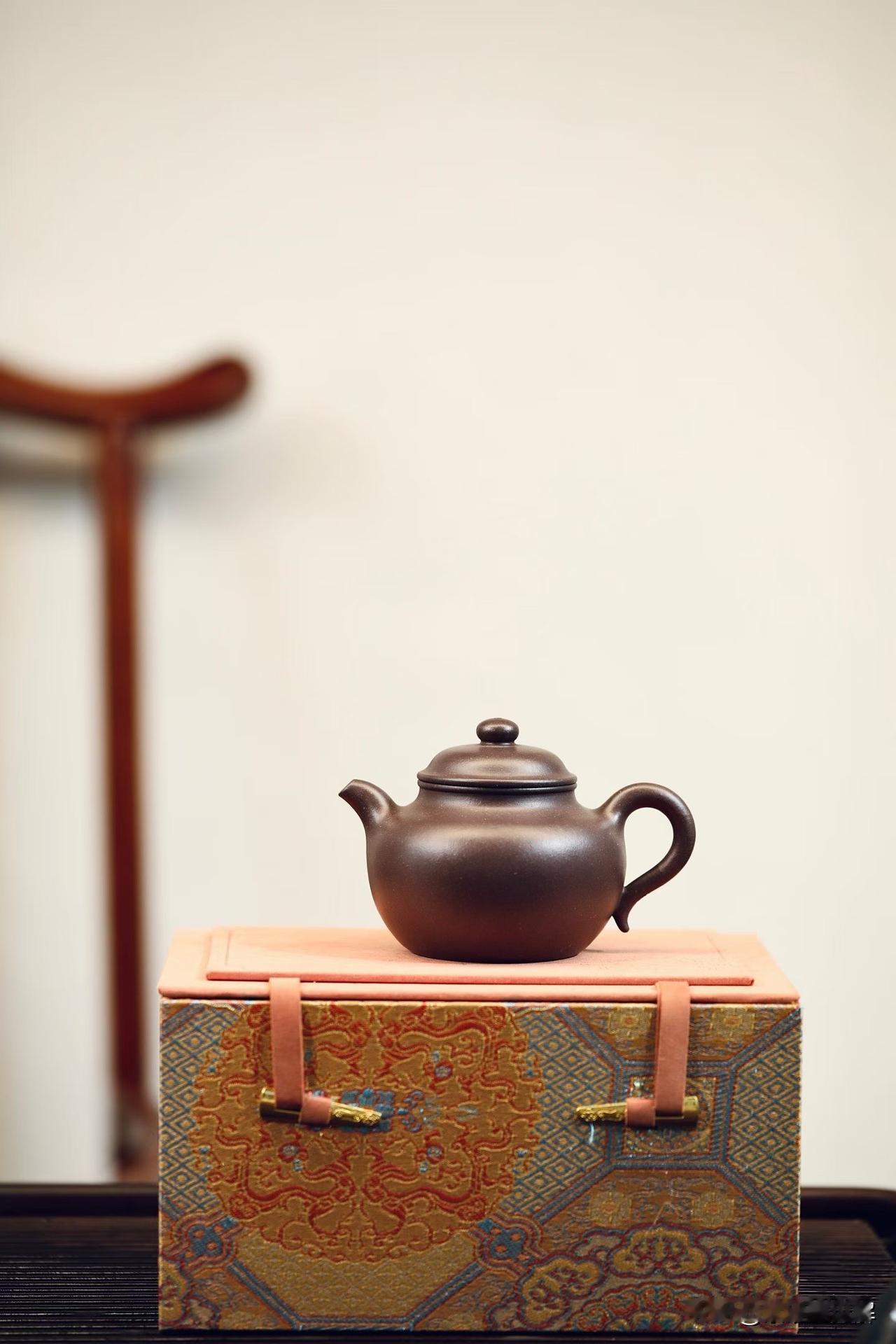 清式莲子丨全手工丨小高货
容量240cc丨深井紫泥
器型线条简练柔美，壶体丰盈圆