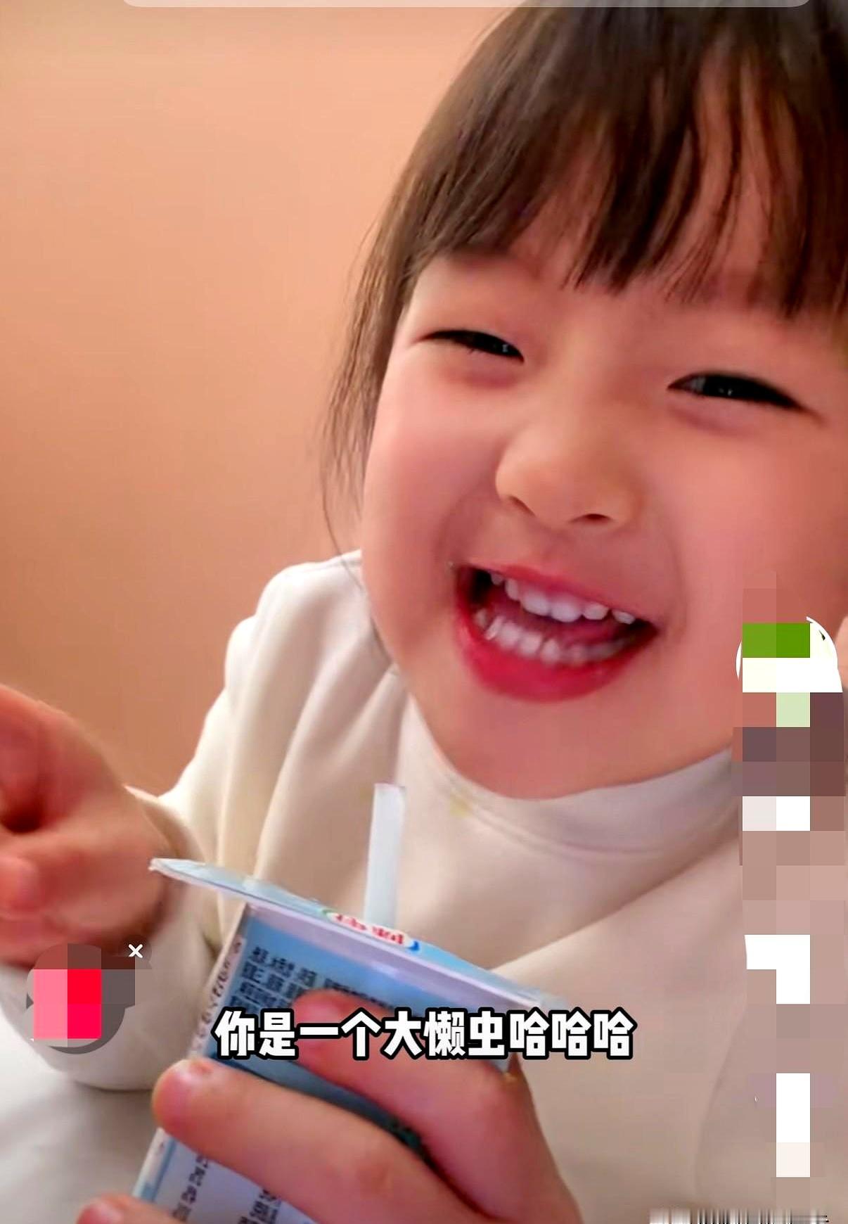 单亲妈妈的日子有多苦你知道吗？
但黄一鸣和她闺女闪闪的一段对话，直接让人笑喷了。