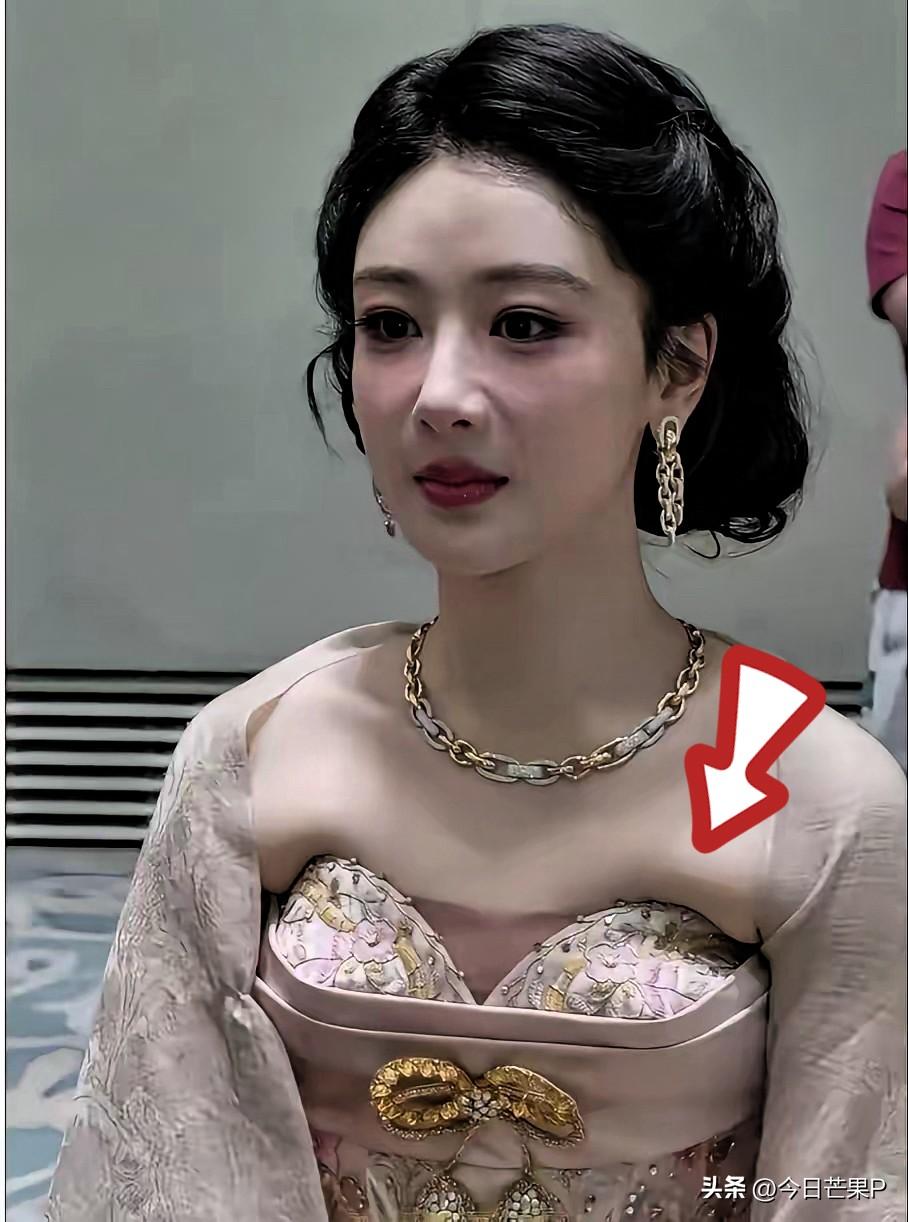 女明星里，
​我最搞不懂的就是杨紫了，
​你说她才33岁，难道没人告诉她，她礼服