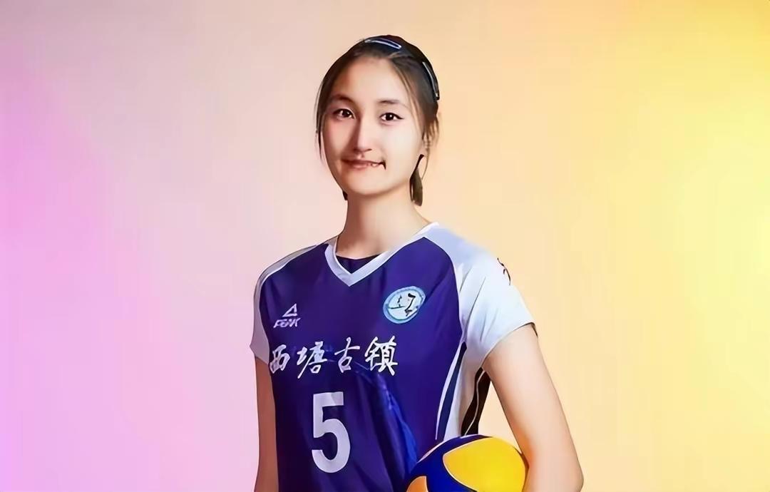今天，国际排联官网公布了中国女排巴黎奥运资格赛的大名单，此次共有23人入选。很遗
