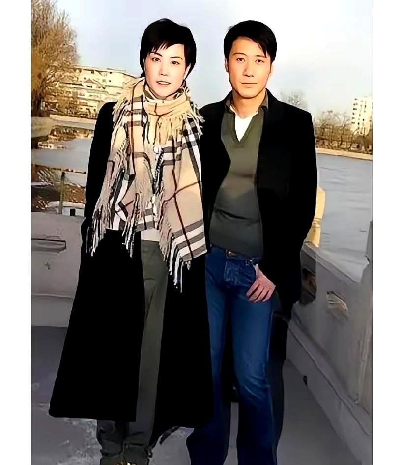 2004年深秋，后海一家小酒吧门口，35岁的王菲被路人随手一拍，照片里她没化妆、