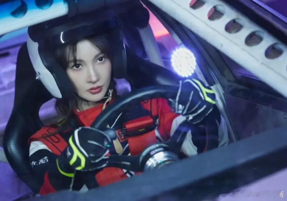 金晨换头像金晨助理已触及行政违法 为何一件无人死亡、甚至无人重伤的交通事故，能引