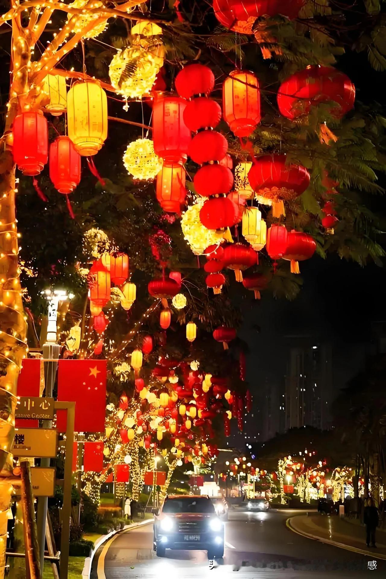 上联：张灯结彩送旧岁
我的下联：鸣鞭献瑞迎新春
1. 内容呼应：“鸣鞭献瑞”对“