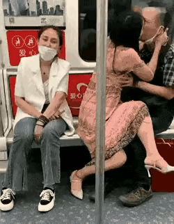 地铁这一幕，他们是如何做到旁若无人的

地铁百态 地铁上的一幕