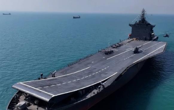 航母确实被击中，并且沉没了，不过并不是美国航母，而是伊朗无人机航母，已经被美国摧