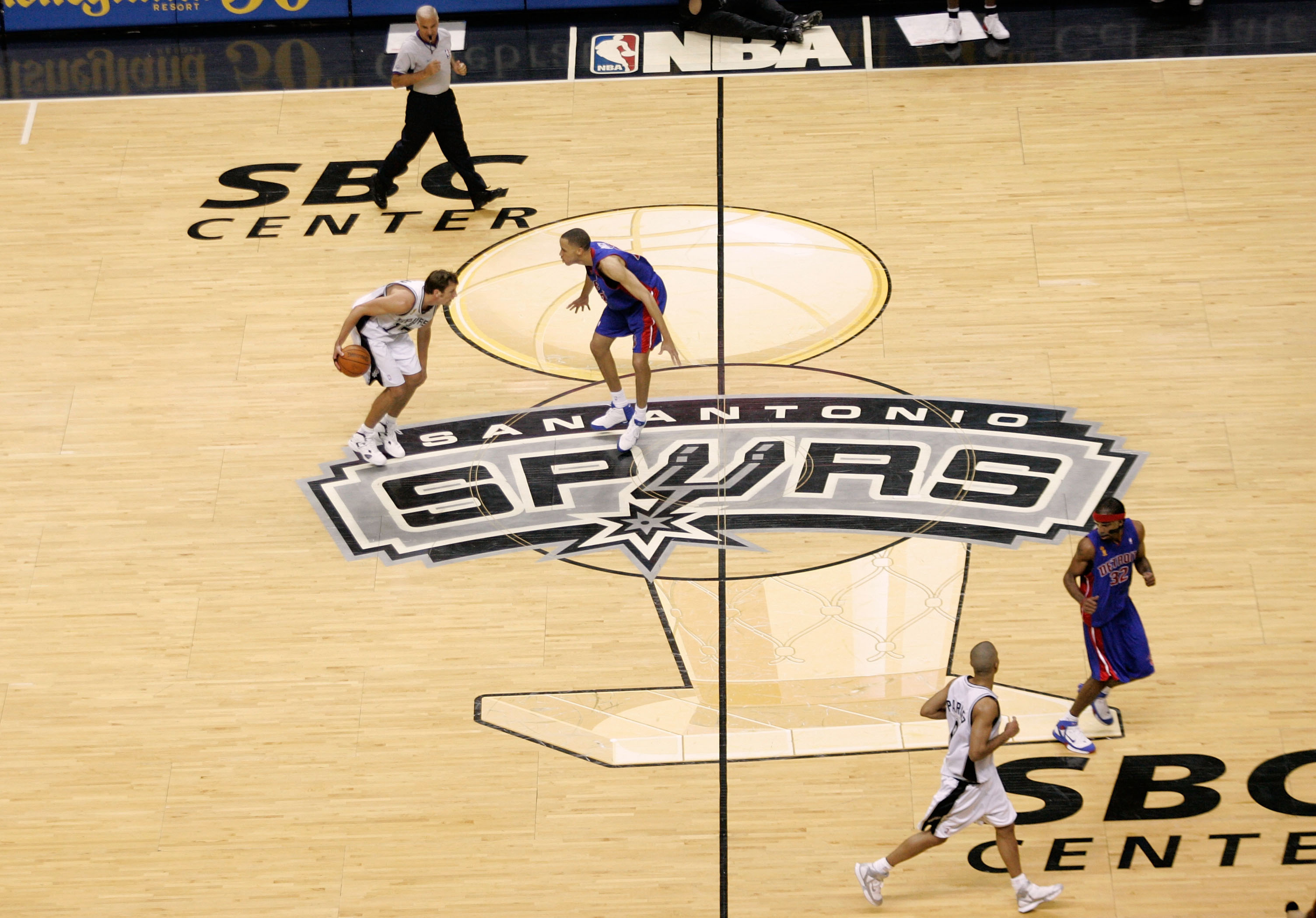还是以前的地板好看。NBA