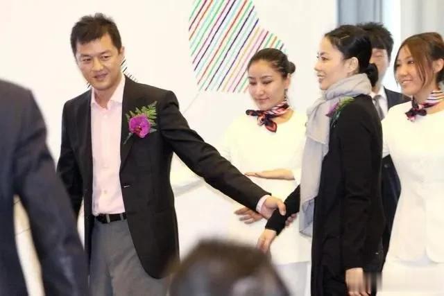 其实当年王菲也是深爱着李亚鹏的，要不也不会为他生了一个女儿了，而且那时李亚鹏生意