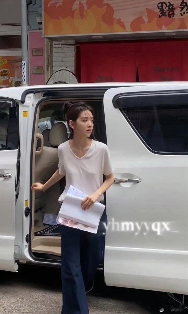 章若楠好瘦啊，女明星们真是个个都这么苗条 