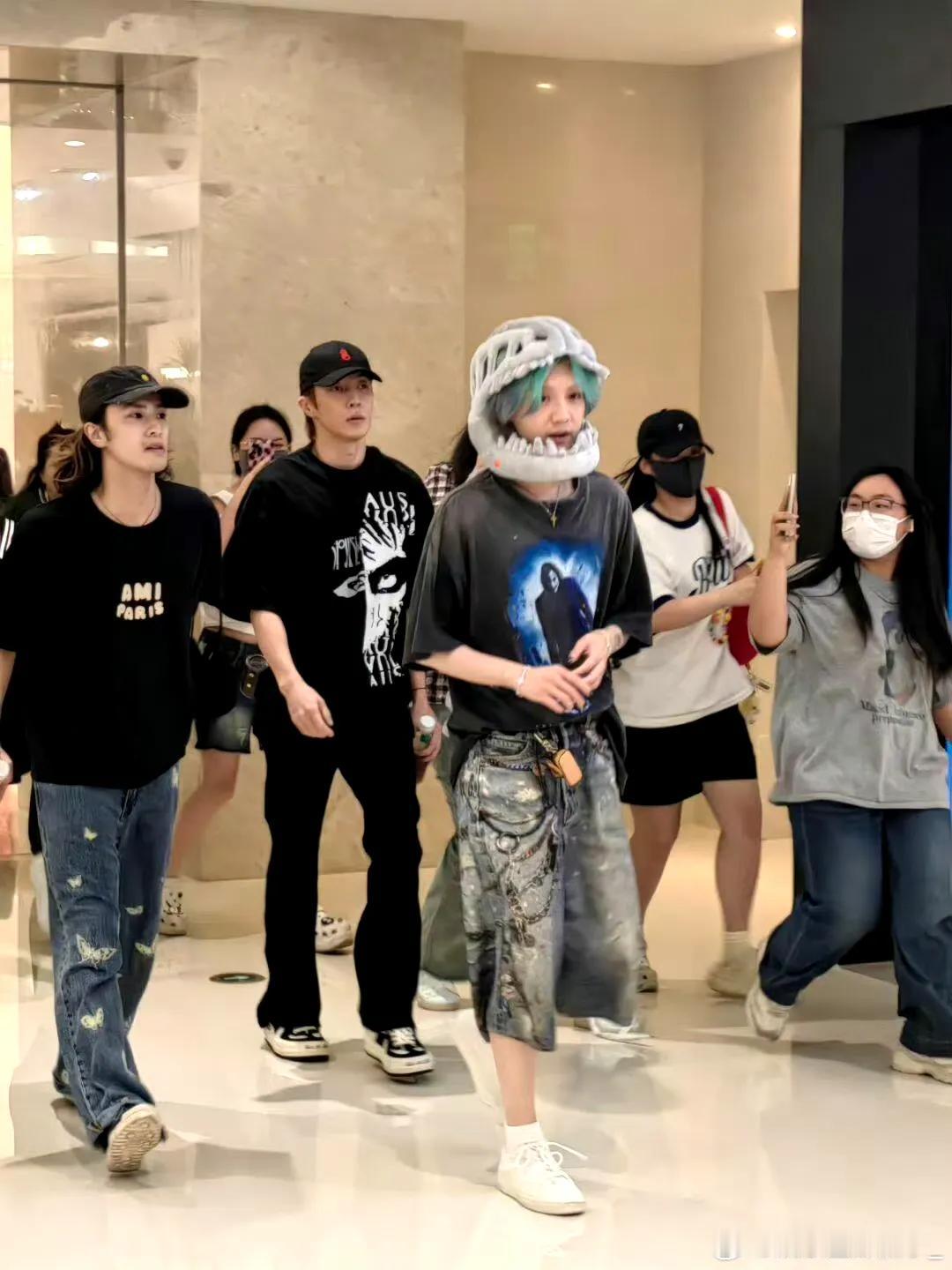 郑州街头这幕太戳人——他戴著恐龙头套，步子轻快地穿梭人群，仿佛把游乐园的天真揣进
