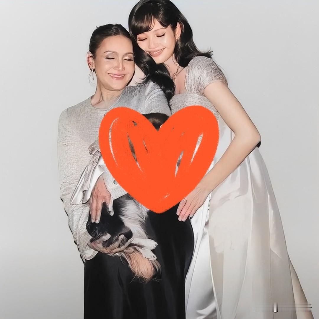 好有爱的一对母女！Lisa和妈妈的合照太温馨了，笑容都那么治愈。两人站在一起，眉