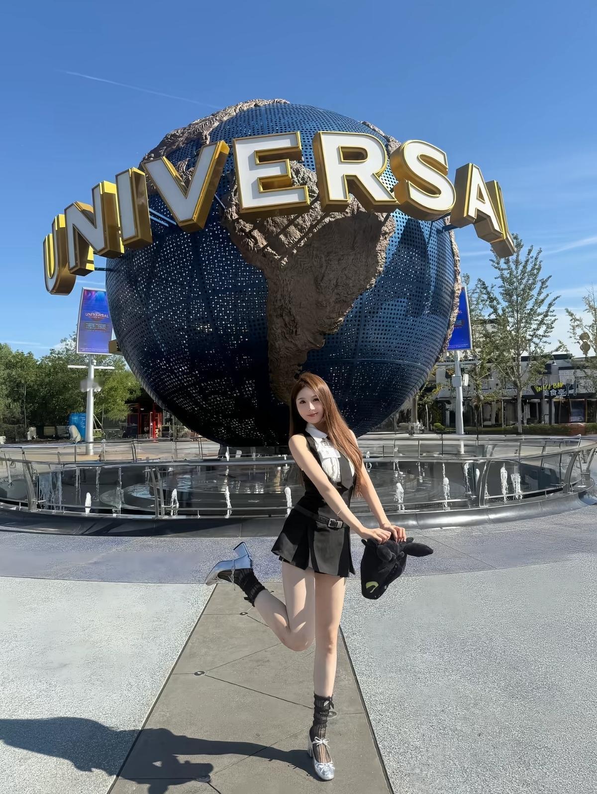 打卡环球影城，时尚少女与地球仪合影！🌍✨治愈系少女写真怎么拍
