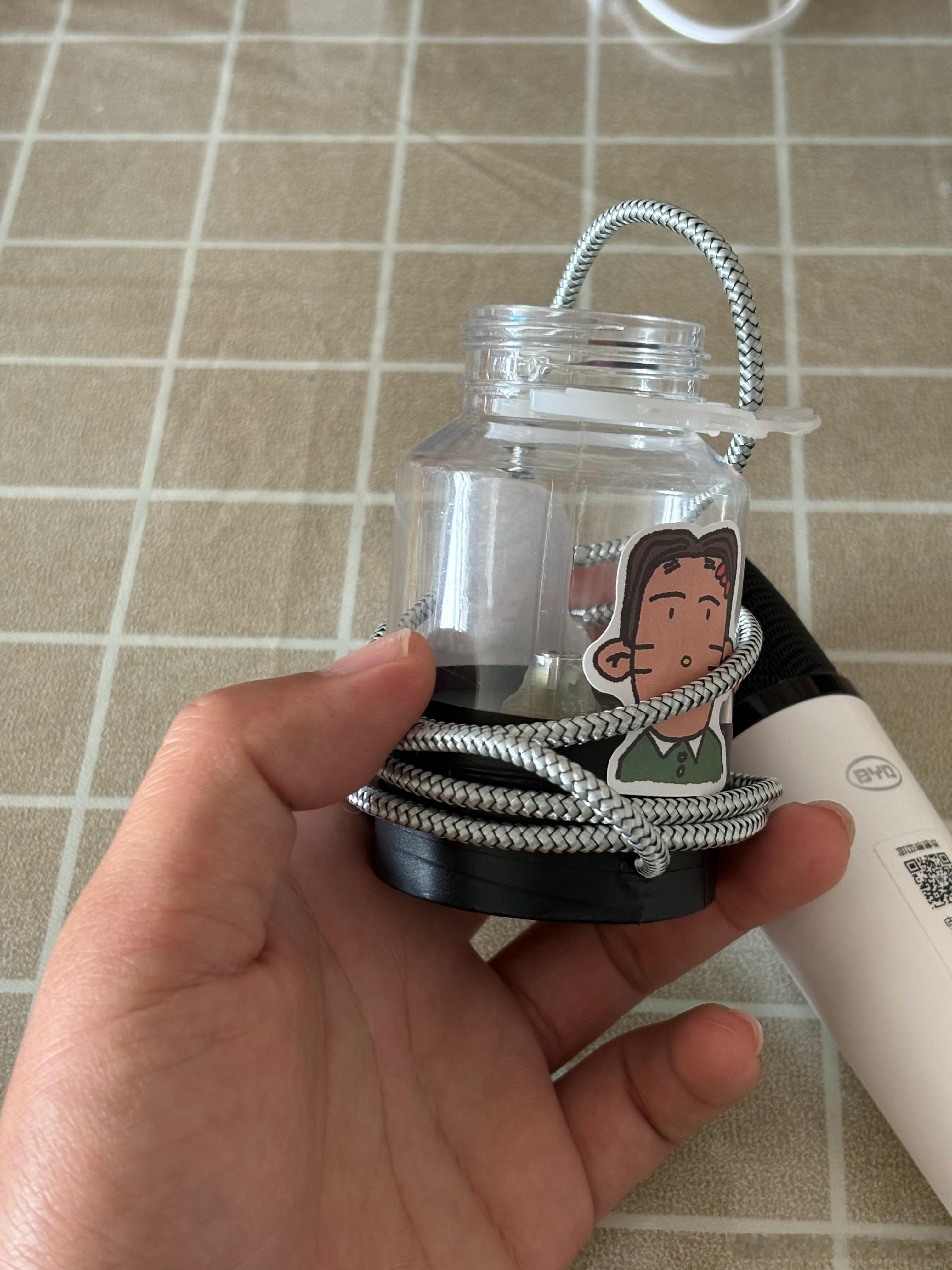 好兄弟送了我一个比亚迪的车载麦克风但是这玩意是触点式充电器原车适配的充电母座直接