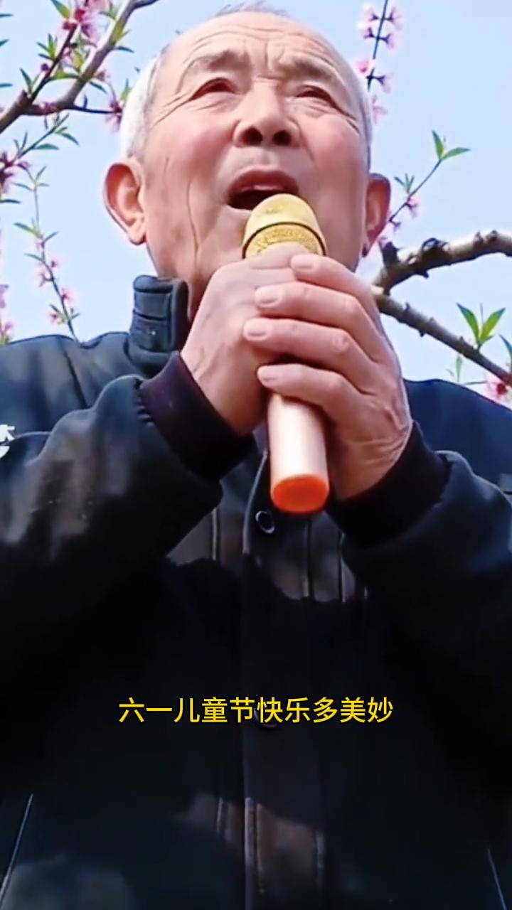 六一儿童节快乐多美妙。花儿对我笑，鸟儿喳喳叫，我们唱歌跳舞庆祝节日。