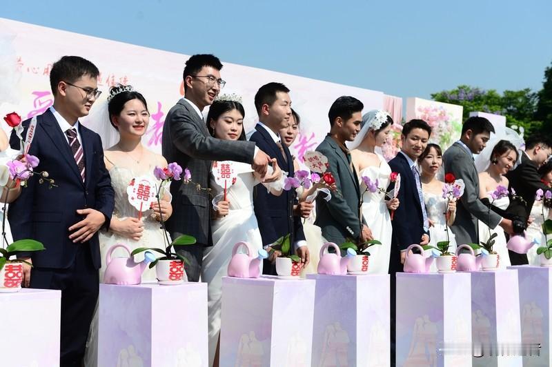 结婚搭子现象折射出当代青年的婚恋困境

这一新型婚恋模式揭示了年轻人在传统观念与