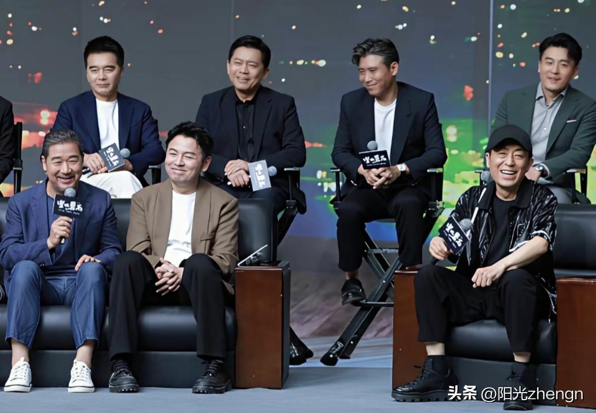 张艺谋导演带着一桌子实力派戏骨同框，气场特别足。

前排左边张国立和雷佳音坐在一
