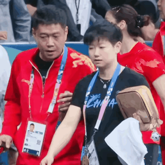 邱贻可以前可是拽得很，不服管的人，现在唯莎莎瞻前马后，真是一物降一物，当年真又帅