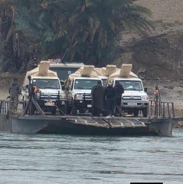 叙利亚军队和当地部落正乘驳船和浮桥渡过幼发拉底河，迅速夺取叙利亚民主力量/库尔德