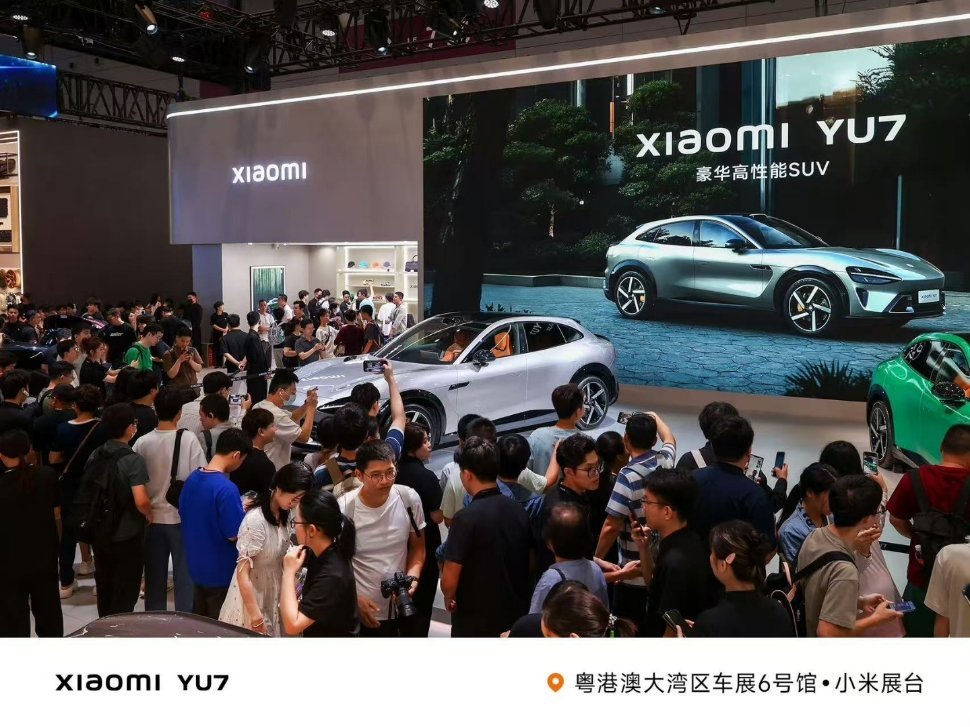 小米展台的人气很旺，还给用户送了水，小孩也有 ​​​