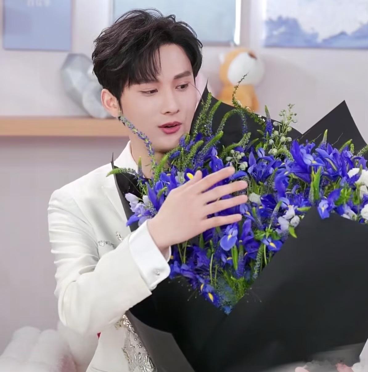 李沛恩直播李沛恩下午直播都看了吗！半小时根本不够看啊！弹幕大军刷得飞起，本人状态