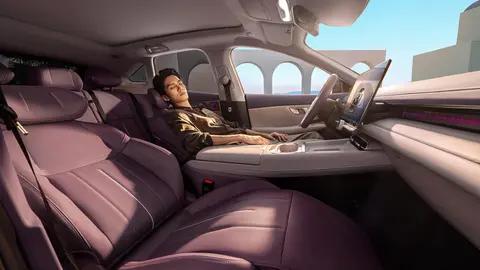 共生美学：不止于好看，更在于情感共鸣

外观上，深蓝S07采用共生美学设计，上部