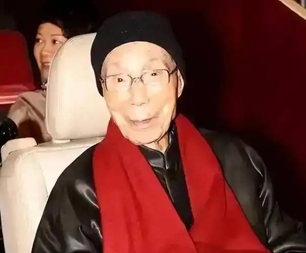 邵逸夫一向生活节俭，明明坐拥百亿资产，却天天自带馒头青菜来上班开会。
 
在成立