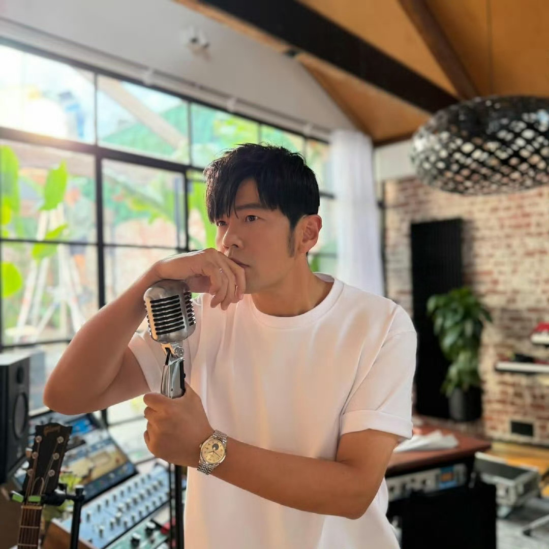 跟着周杰伦演唱会游杭州周杰伦那可是我的青春周杰伦三个字，就是一整个青春🎧那些循