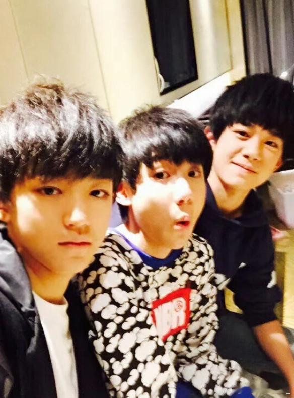 易烊千玺给王俊凯送花篮了 没想到还能看见这俩的名字同框还以为十周年之后再也不会有