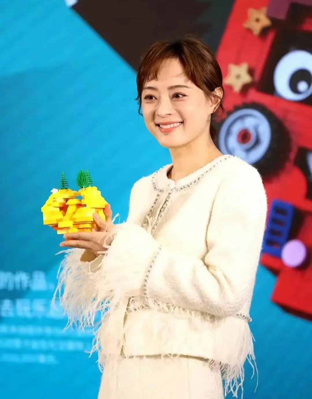 最近孙俪出席活动，身穿一身小香风白色套装，上衣搭配短裙，扎着低马尾，化着精致的妆