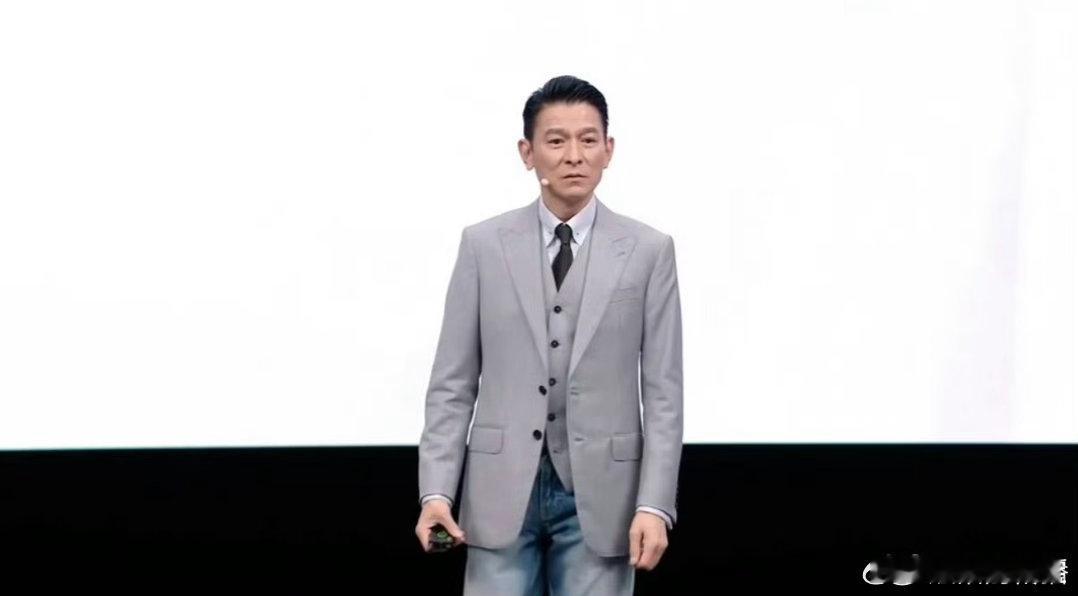 谁能看出刘德华已经65岁了📸无滤镜发布会原镜头，刘德华状态惊艳众人，岁月沉淀阅