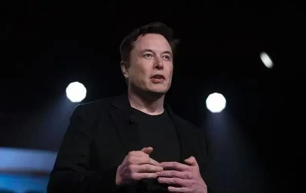 特斯拉目前面临空前的压力，本来其他新势力就够喝一壶的了，结果半路上杀出来一个Xi