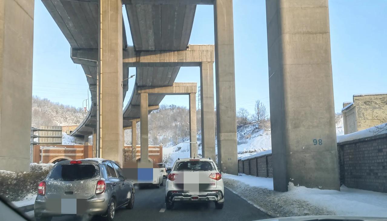 还是在乌鲁木齐西外环早高峰，道路已无冰雪，完全可以正常行驶，我发现有一车主在左侧