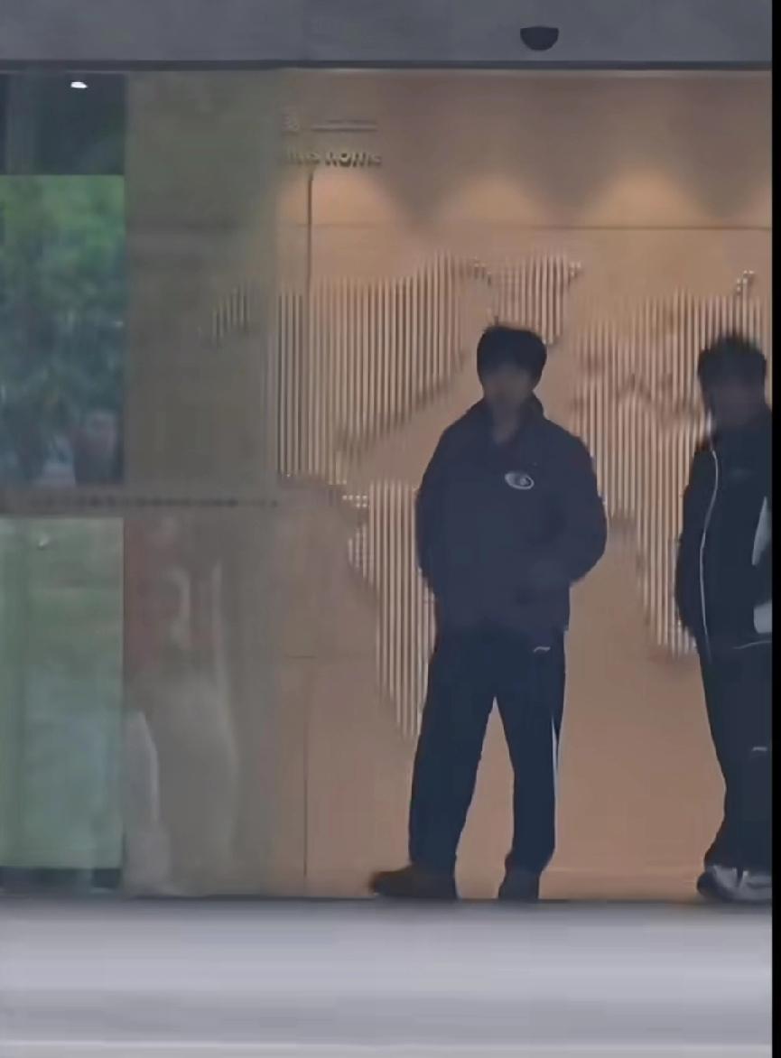 王楚钦早起集合也太悠哉了！双手插兜跟教练孙逊一起走出来，这步伐太可爱了😂
 