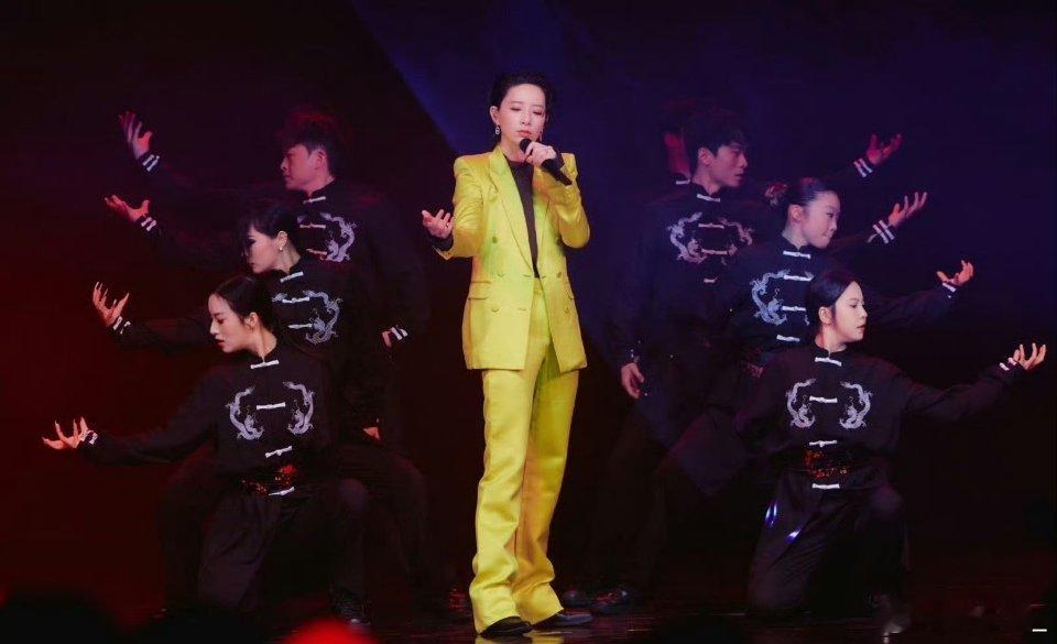 李斯丹妮一步一步到一首一首 不是每个人都能从舞者顺利转型成唱作人的，但她做到了。