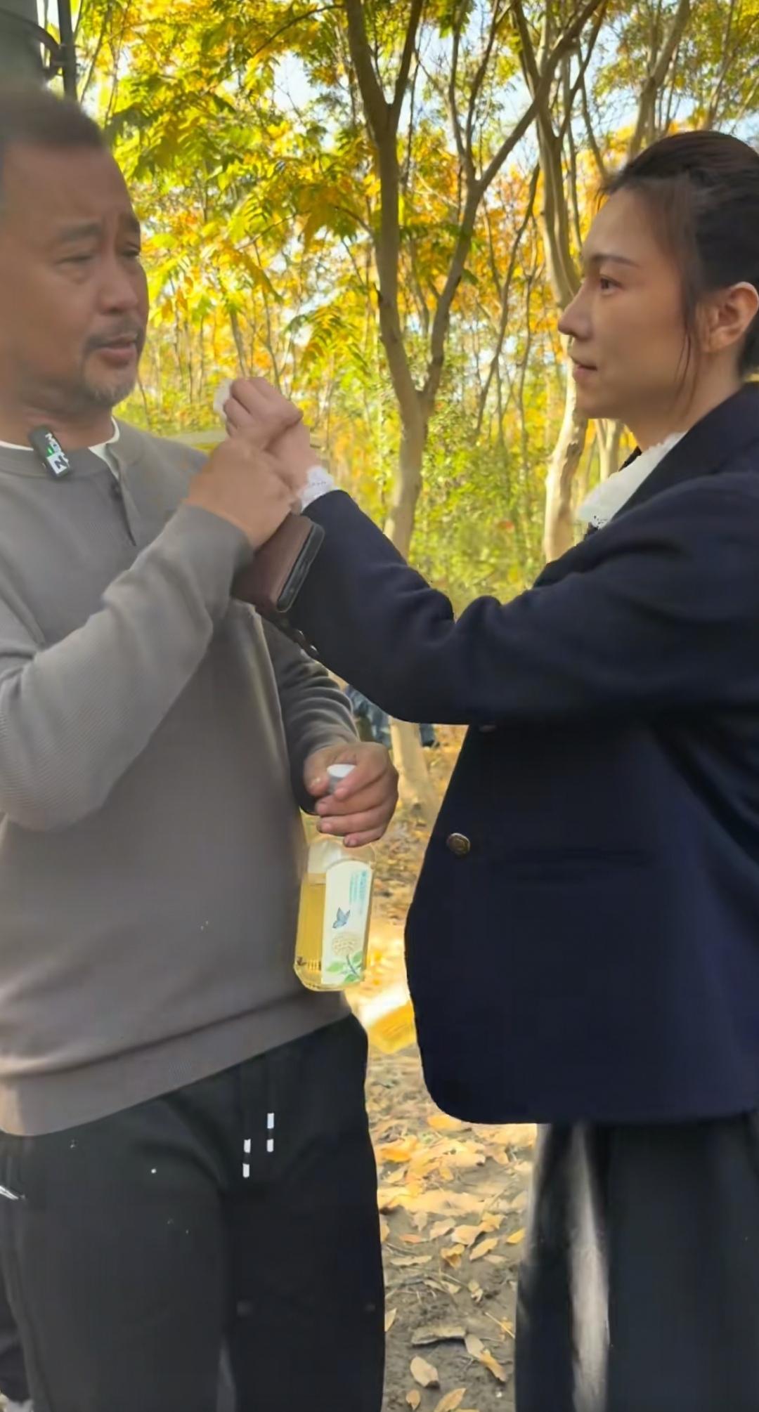 南京晓晓来上海了，和博学流浪汉沈巍聚在了一起，开始跟着沈巍踏入自媒体行业。

这