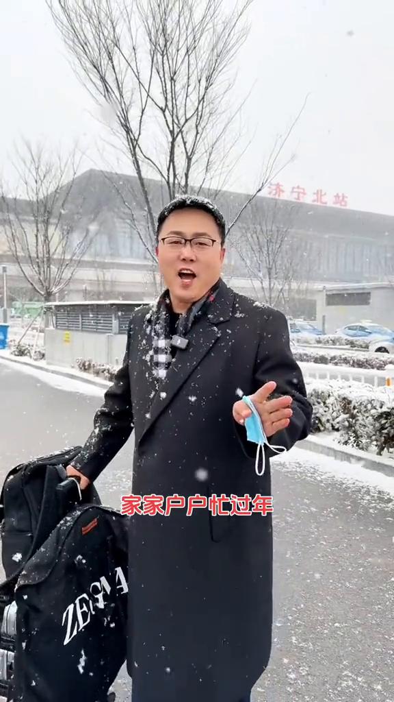唱的是一过腊月二十三，家家户户忙过年。
也不论天南地北路多远，也不管隔江隔海隔大