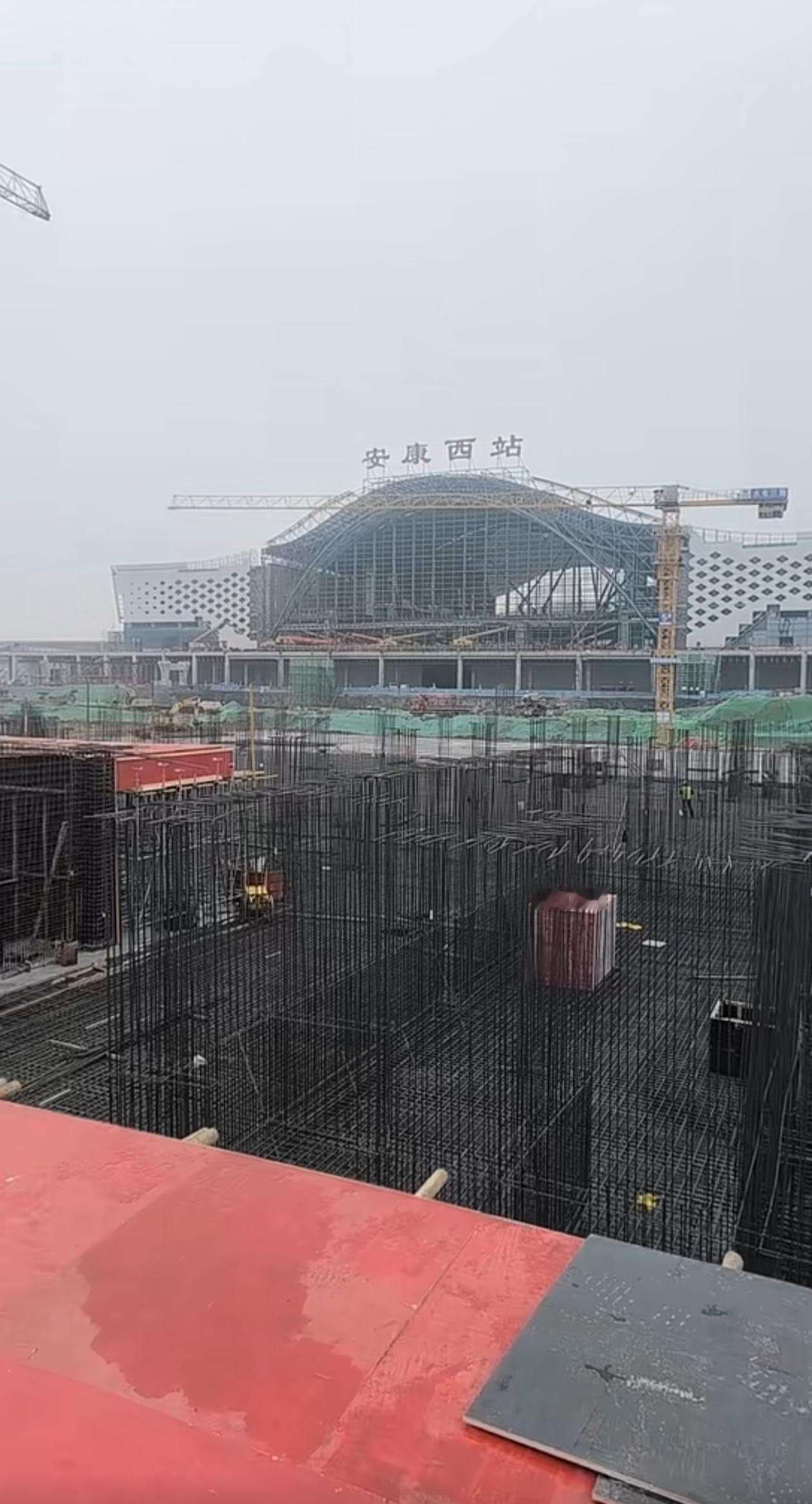 安康西站继西安东站挂牌之后也正式挂牌了，红色的方正隶书大字赫然而立，西康高铁线上