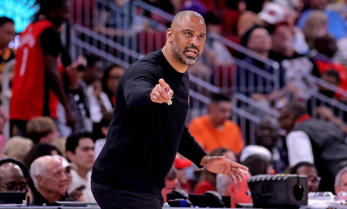 教练在最后七秒，亲手按下了输球键。
他把球交给了本赛季关键时刻命中率35%的申京