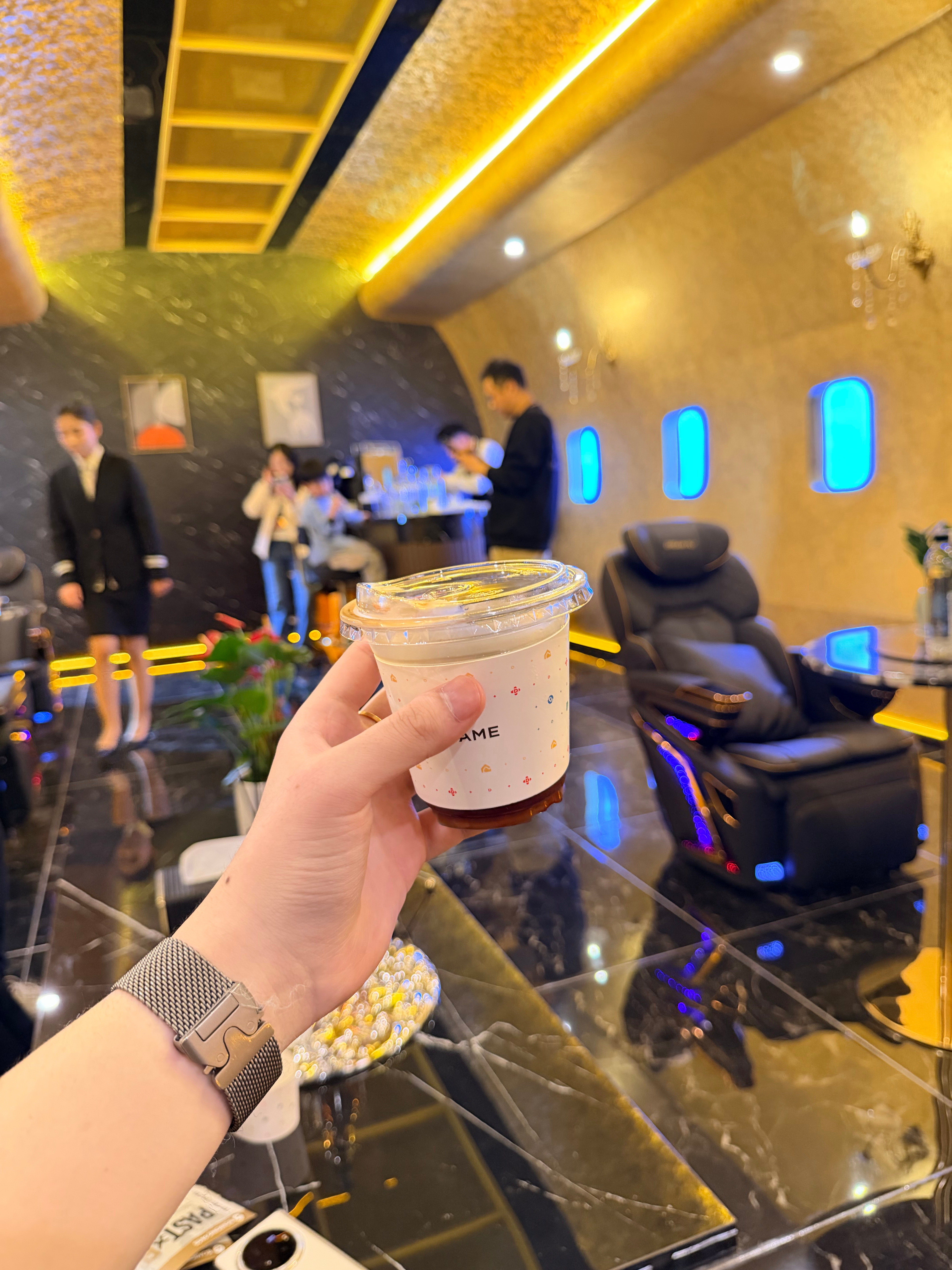 分享一组前两天在AWE追觅展区体验私人飞机客舱的照片，真的有被尊到awe2026