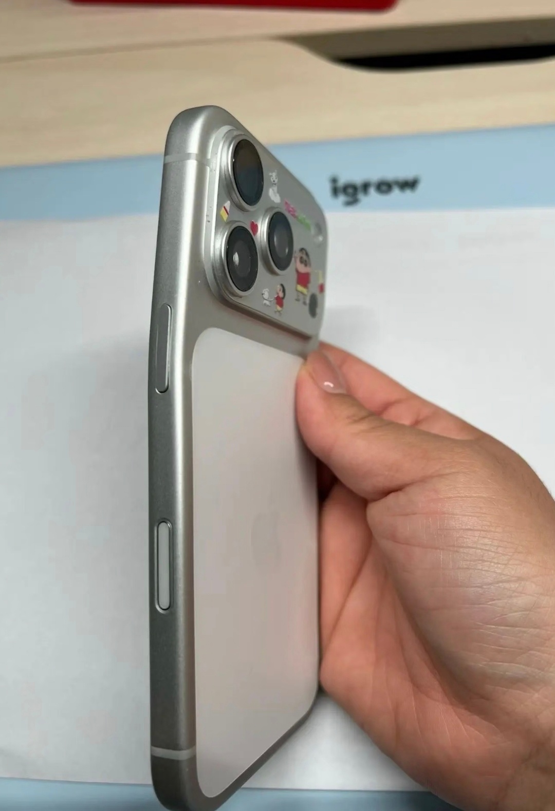 被坐弯的iPhone17ProMax，看着没啥外伤，是不是能掰直接着用。[dog